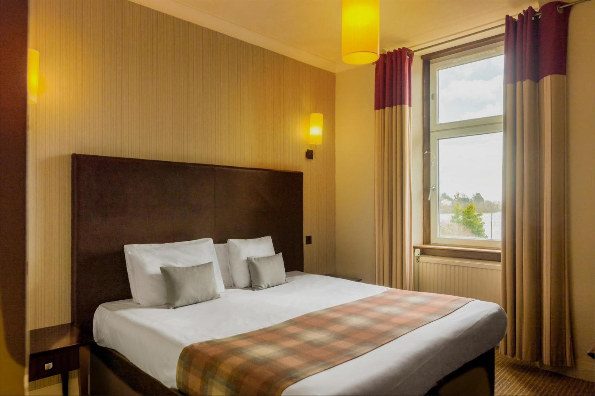 Rosslea Hall Hotel Rhu Bagian luar foto